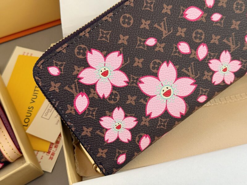 169e6655b1.jpg 160 boxes
size:19.5*10.5cm
L Family Sakura Flash Series Wallet
lovely! Easy to carry!
A wallet with constantly online appearance
Zipper style! Capacity is super okay