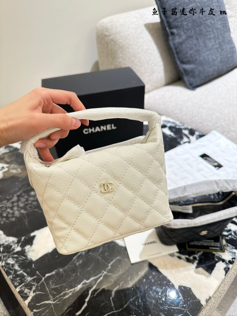 16a0355a3f.jpg Bento bag p235
Chanel Chanel 25C Carefully Selected
The whole internet knows that the price of 24C has been indirectly adjusted. Although this cute lunch box bag belongs to small leather goods, the price allows me to climb Chanel again. It is also a ...