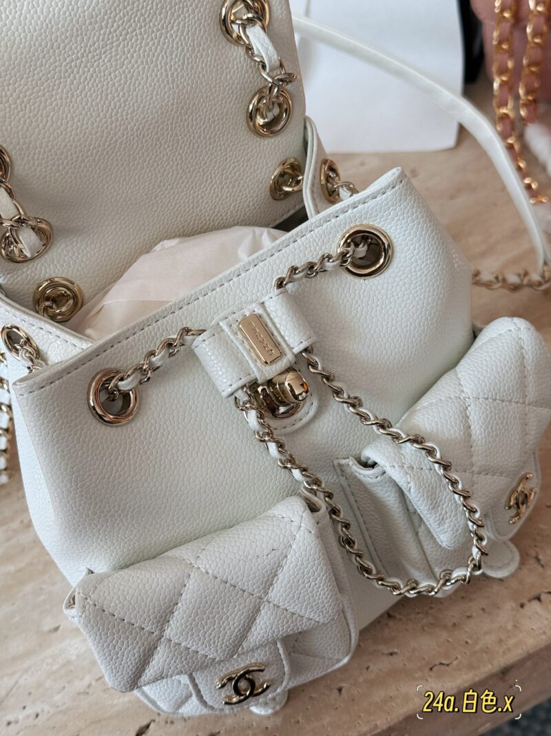 16d946d8d6.jpg 290 boxes
size:18*19cm
Xiaoxiang Home Duma 24V Backpack
Take Snow White home with a heartbeat
Cute love
The cutest backpack of the season
? Single shoulder ? Double shoulder ? Handheld