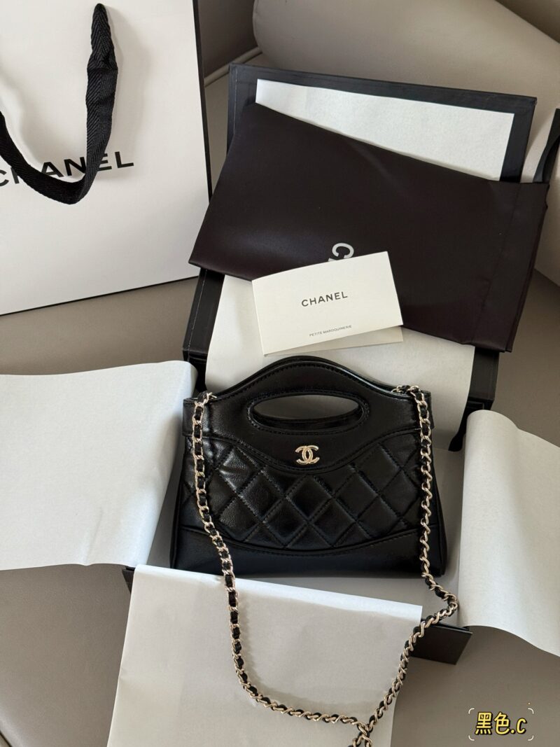 215 boxes
size：22*14.5cm
Xiaoxiangjia's 23a is worth buying
Cute and lovely side scrolling 31 nano bag
Who can withstand this!
Xiaoxiang's true love fans must join!