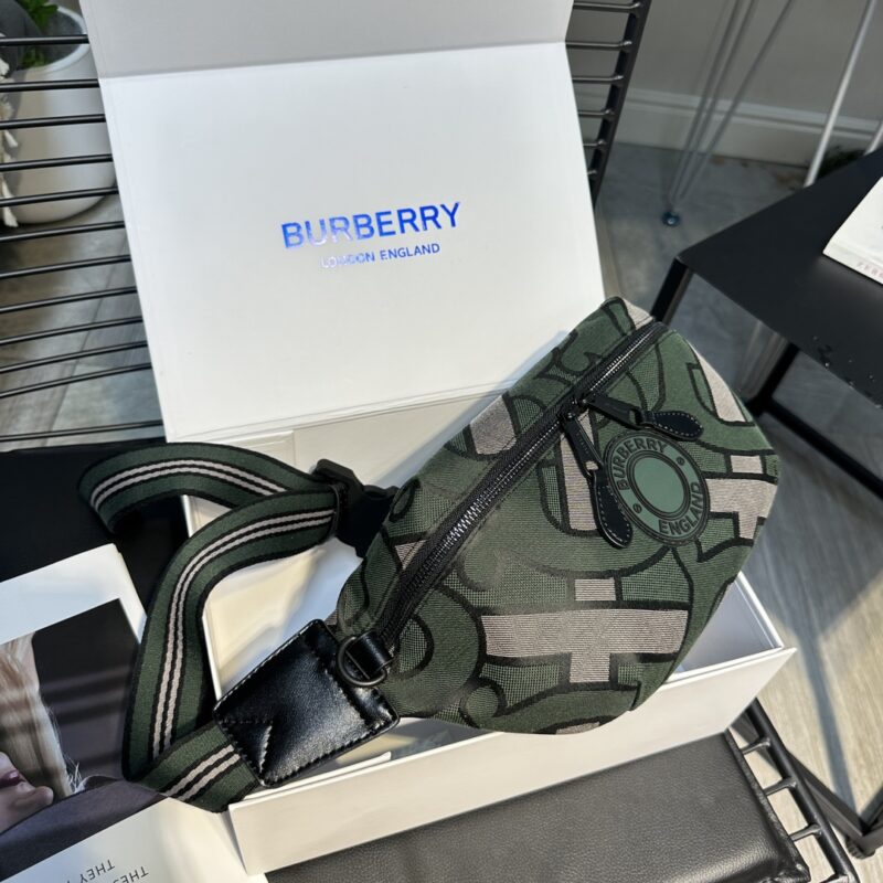 Green BURBERRY New Year NY ? Mlb Co branded Super Western Chest Bag/Waist Bag Premium Version Fabric is custom-made, N levels higher than the black ones on the market, with perfect embroidery inside, complete set of hardware logo size 31 * 19 * mod...