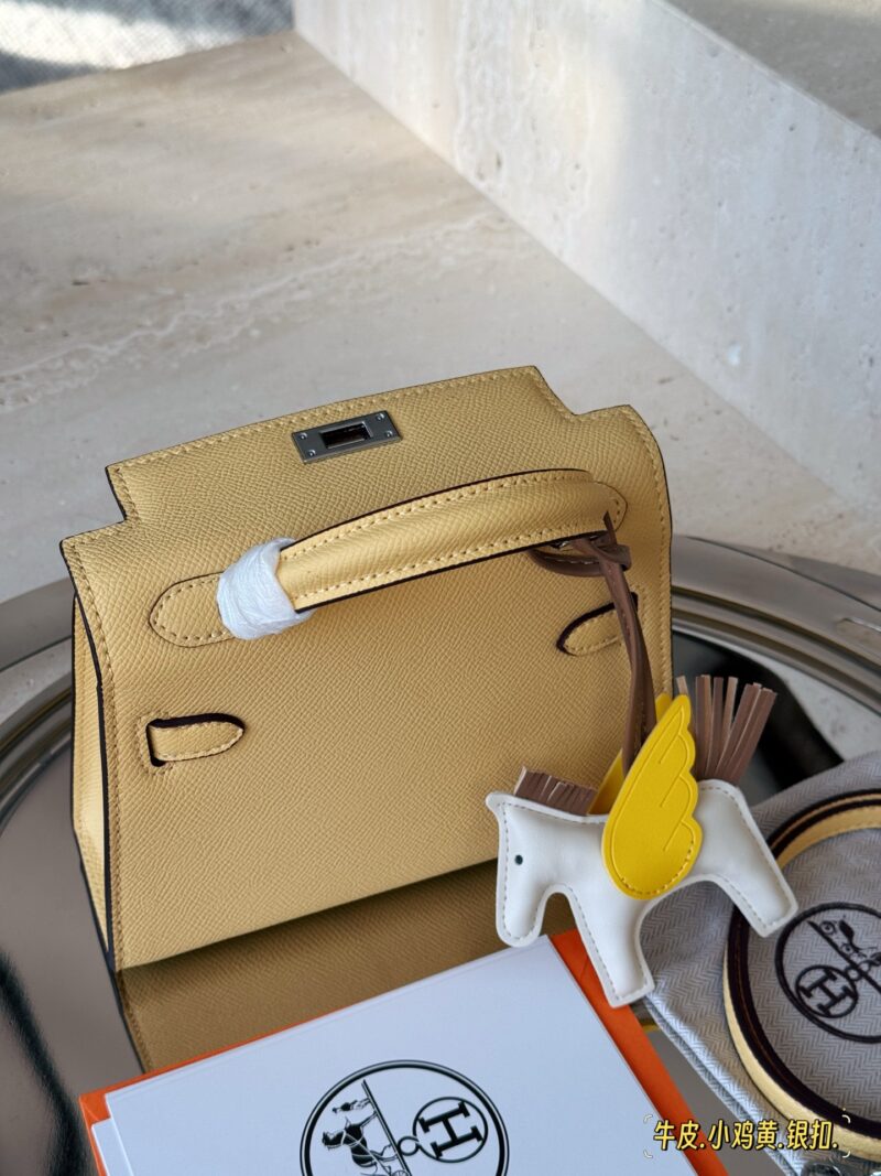 16f2749be5.jpg 235 box
Size: 19 * 12.5cm
H Home Hermes Kelly Mini 2nd Generation
Really, madam. Madam looks great
?? Put down your phone
Also pretend to be cute!
?? Cross patterned cowhide
The bag is special and textured!