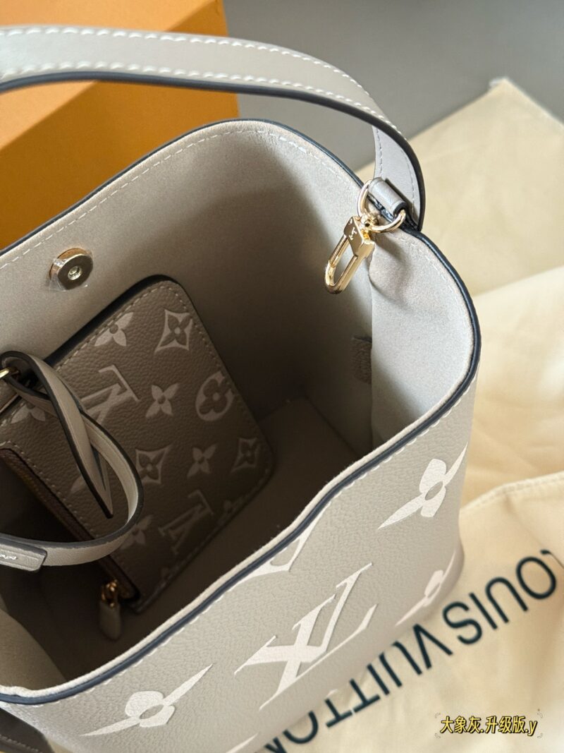 170f947114.jpg 235 box
size:18*16cm
ALL IN BB Heavy Attack
Who wouldn't be confused after reading this!
I didn't expect to like it more and more as I watched it
There are two sizes of holes for L home AII IN BB
25ss bucket bag