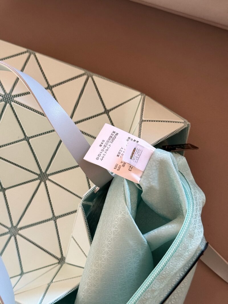 1721b6dbfb.jpg 200 no box upgrade
issey miyake BAOBAO
Miyake Life 6x6 Shopping Bag
Size 34x34cm ??
Perfect for summer
Light and convenient, small and fresh~