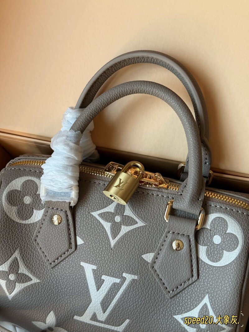 215 new model (with box)
size： 20*14cm
L Home Speedy 20
Let's feel the joy of Speedy together~
This size is just right!
Carrying a small bag, I really love it, love it~
Search: Lv nano