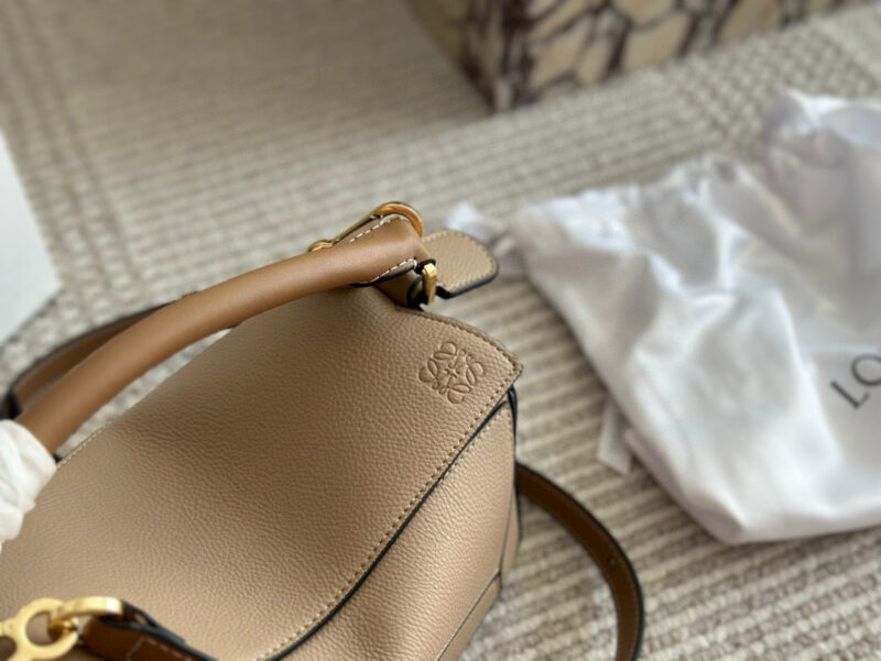 173c469f21.jpg ¥225
From now on, fans of the Luo family geometric bag family will surely be delighted with the addition of a bag to the Loewe puzzle. The classic geometric bag will once again attract fans with its mini bag! This time let's plant grass and see if ...