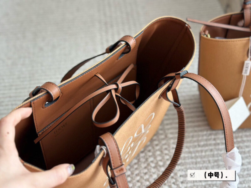 173e27b504.jpg 220 without box
Size: 23 * 22cm (small)
27 * 24cm (medium)
Loewe canvas shopping bag ?
A bag that is easy to pack in physical form
Recently, I have been carrying my back while traveling
Brown leather with rice white canvas, durable and textured
Its...