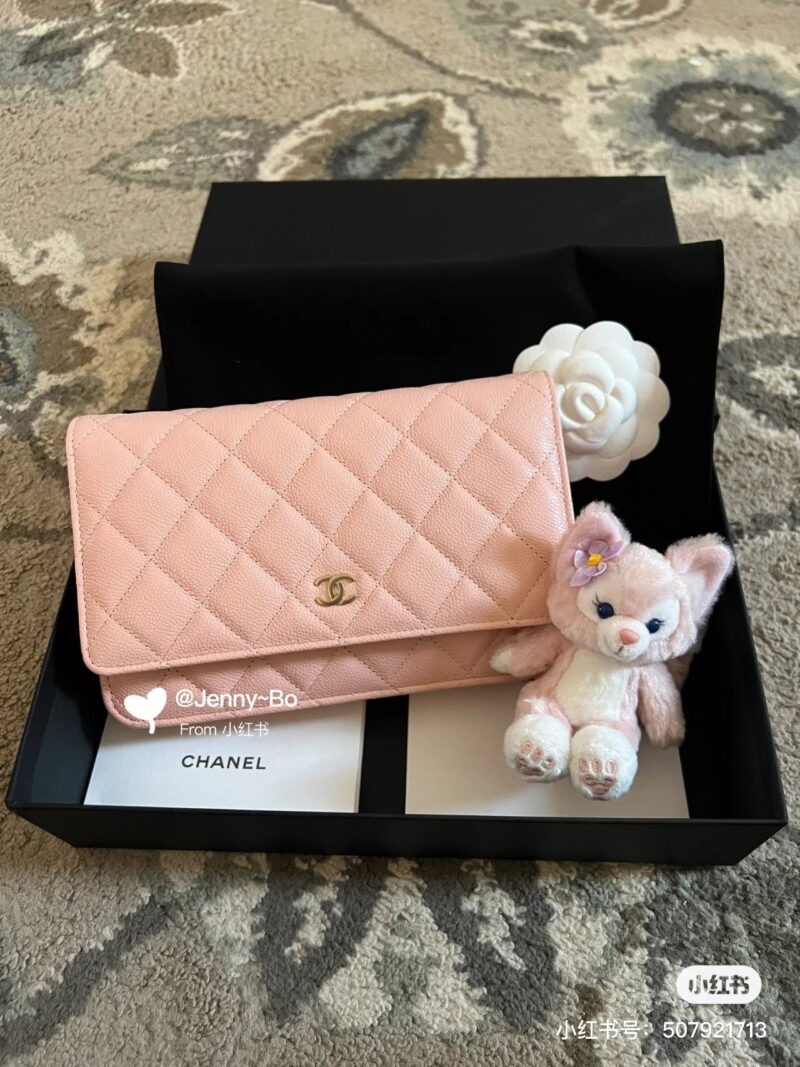 1764f7d66d.jpg Fortune Pack Woc
New magnetic buckle WOC is more convenient and user-friendly
White caviar gold buckle
Also known as the 'Wealth Bag', this is a fun item
--It will definitely bring you good luck
Size: 12.3 * 19.2 * 3.5cm # Bag Collection # Chanel