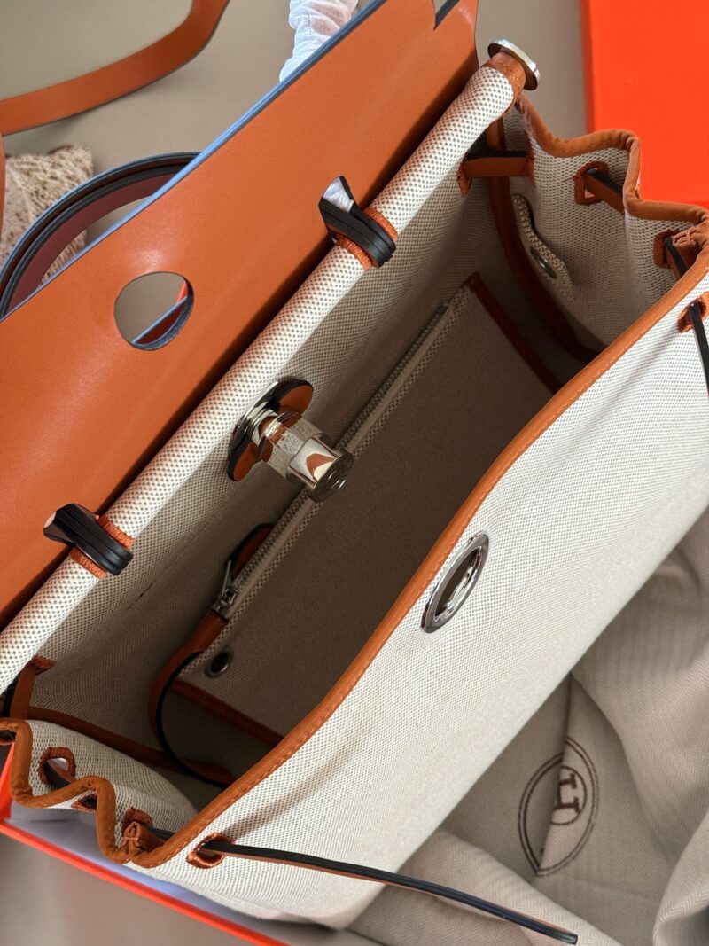 270 boxes
size：31*26cm
Hermes handbag
Canvas shopping bag ?
A bag that is easy to pack in physical form
Recently, I have been carrying my back while traveling
There is texture! Super advanced!
Its capacity is very friendly