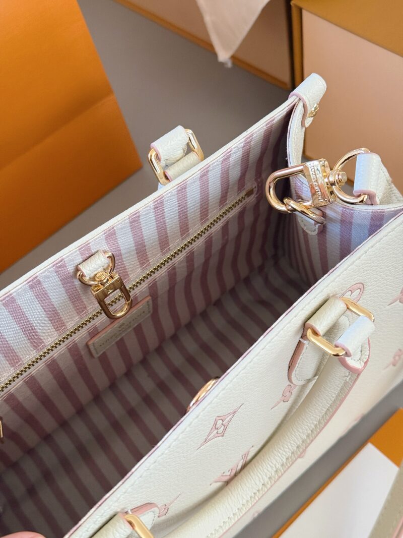 176e8028f2.jpg 240 with box 520
Size: 25 * 20cm (small)
Excellent quality, understand the goods ??
It's really too advanced!
New Light Milk Strawberry On the Go Tote Bag
Tote bags look really good~
Comes with a pendant that is perfect for little sweet girls to...