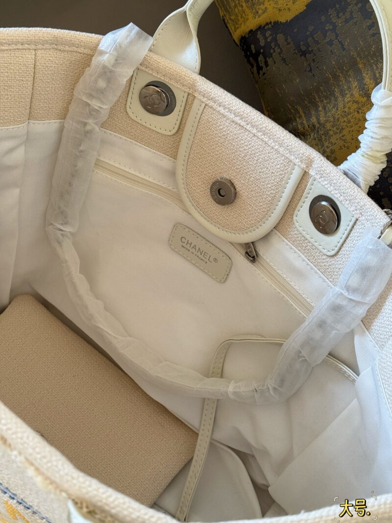 1781a3d05f.jpg 390380 without box
Size: 38 * 30cm (large)
33 * 25cm (small)
Xiaoxiangjia 25C Early Spring Vacation Series
Marseille and the Sea
Arrange it! Arrange it!
This beach bag released this year is so beautiful!
People are already eagerly anticipating it!