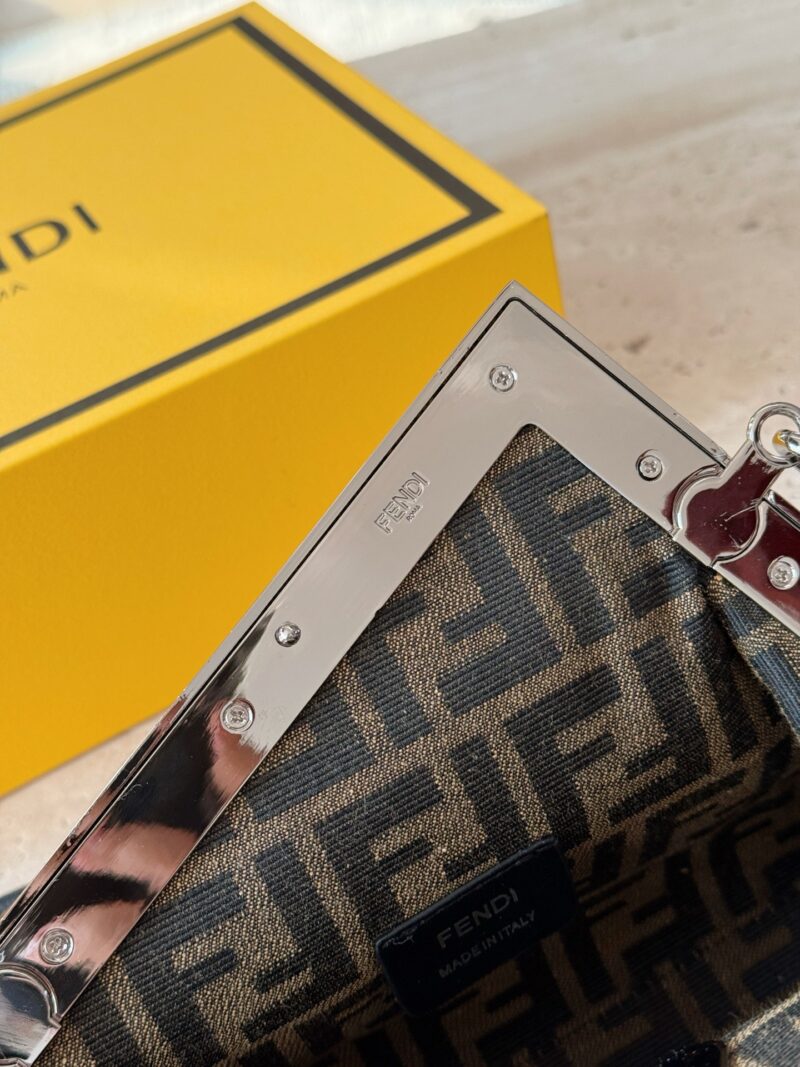 179b25fea5.jpg 230 box
size:26*18cm
FENDI First handbag, how could a sweet summer be without it
You can hold it in your hand, cross it, or carry it on your back!