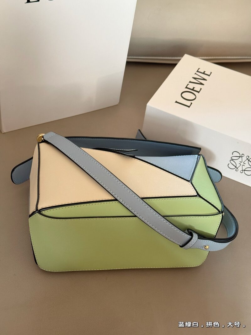 179d556c26.jpg 225 255 box
Size: 18 * 10cm (mini)
24 * 15cm (large size)
Loewe Geometry Package Puzzle
Truly cannot be missed,
?? Cowhide quality!
Completely hold on!
Puzzle's blue-green and white color matching
Advanced high is about to overflow!