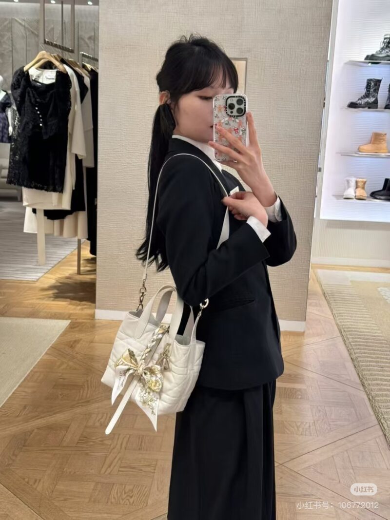 Dior Vertical Tourers
The new Dior Toujours vertical version of the bag has been launched, available in two sizes. The small size is shown in the picture, and the vertical version can be worn diagonally