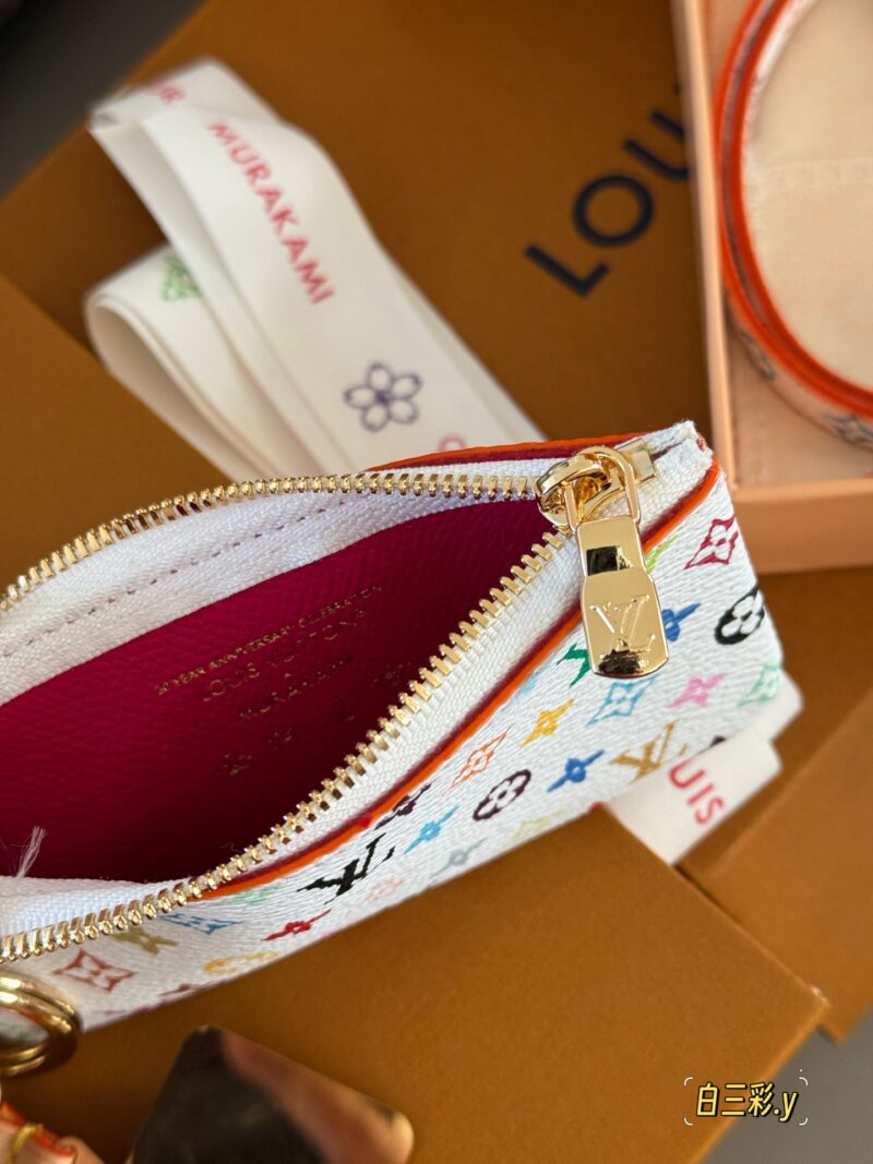 17c9119275.jpg 190 box
size:14*8cm
L Murakami Takashi's mobile phone rope has arrived
It feels quite nice,
Practical and cost-effective hahaha
You can go out with it!