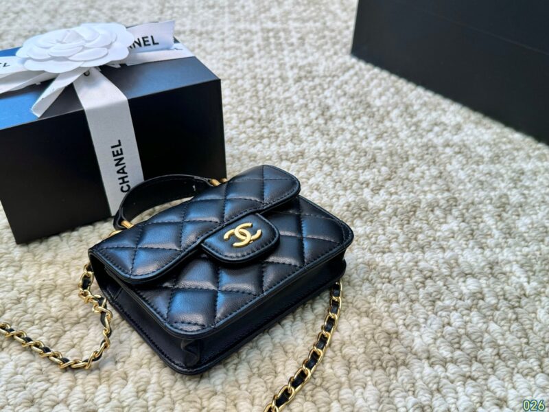 Counter Silk Scarf Gift Box
Chanel Mini Bag Chain Bag
Very suitable for this season, Chanel
The retro atmosphere instantly fills up
Size: 12 9