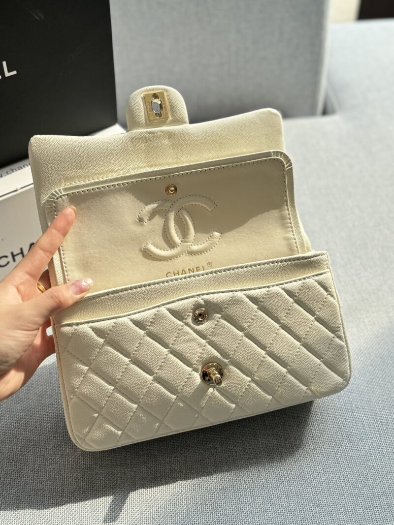 220 folding box
size：23.5×14
CHANEL Classic Flap CF Series Caviar Chain Bag with Lid Cover, Single Shoulder Crossbody Bag
The soft and sticky texture of the leather is very good and elegant, but it still needs to be vintage~
Exquisite and compact,...