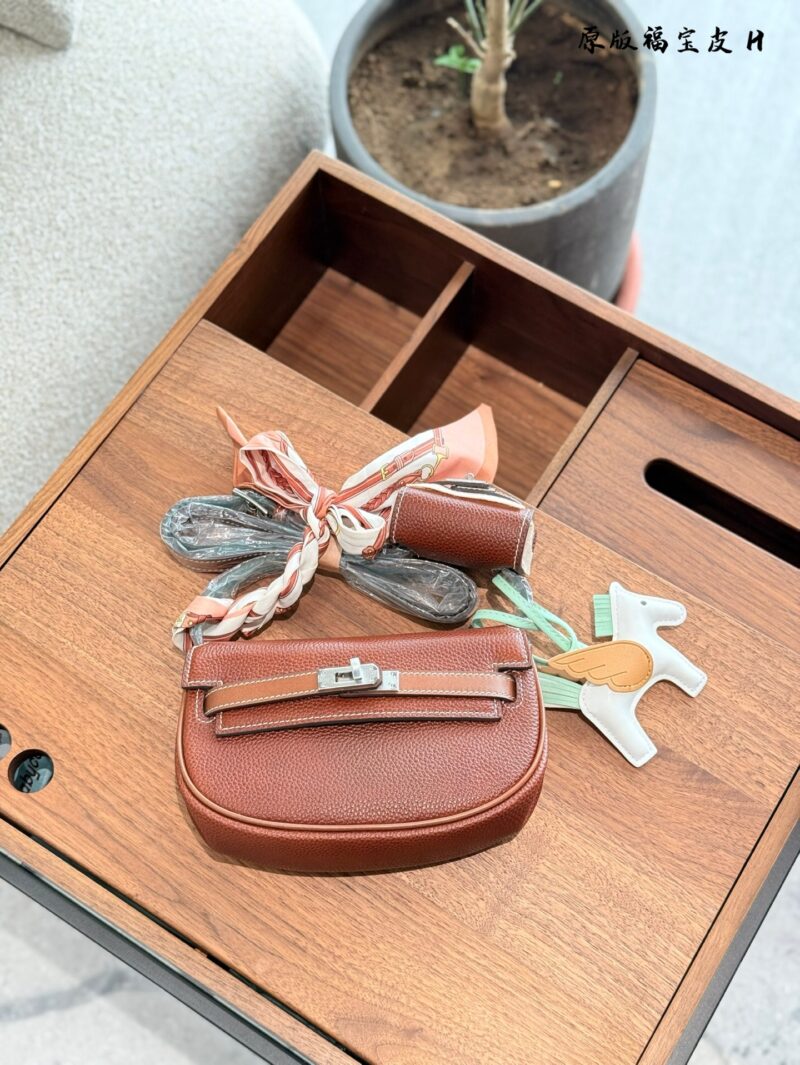 First layer cowhide p350 Fubao leather
Hermes' new Kelly Moove
Big bag size: 17 * 10 * 5cm
Small bag size: 7.5 * 6 * 3.5cm
Hands on bag, grab bag, waist bag, shoulder bag, crossbody bag capacity: coin/Airpods3 Yin line card air cushion lipstick tissu...