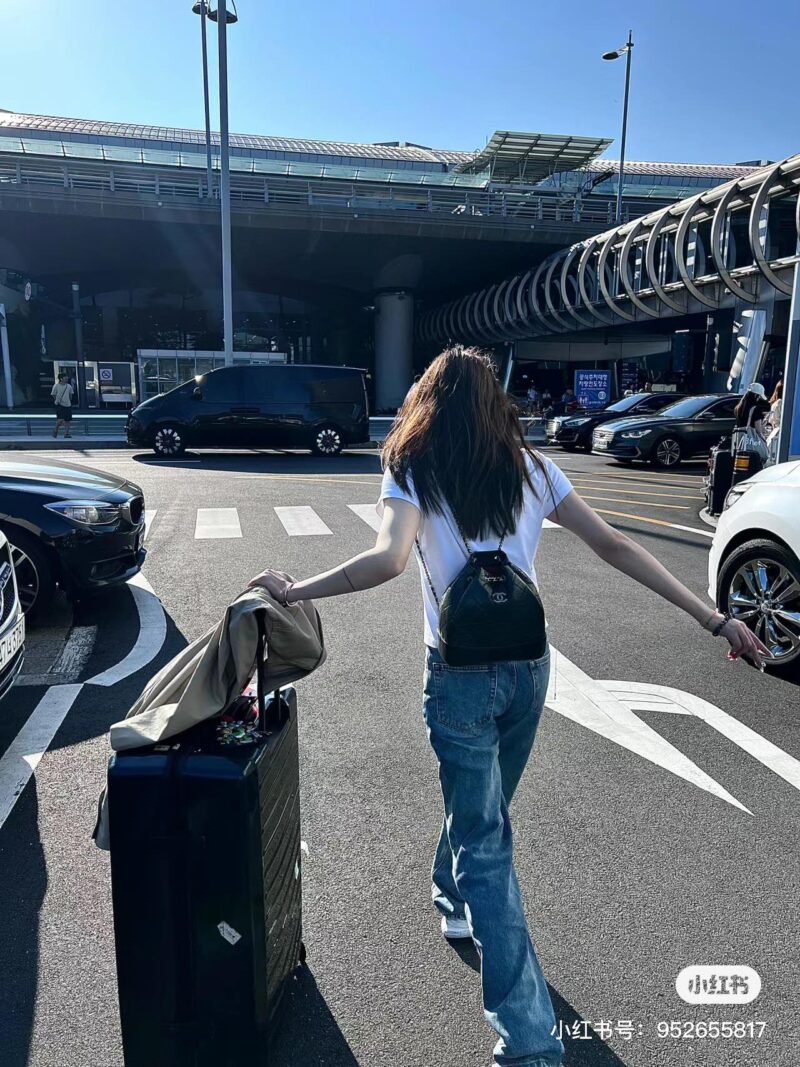 17f3c194d2.jpg Chanel Wandering Shoulders | The ceiling of the backpack is not wrong
Liu Yifei, who likes pure black, can take a look
The magic of Chanel lies in its ability to combine casualness and delicacy without going against the norm
Classic small shoulders, ...