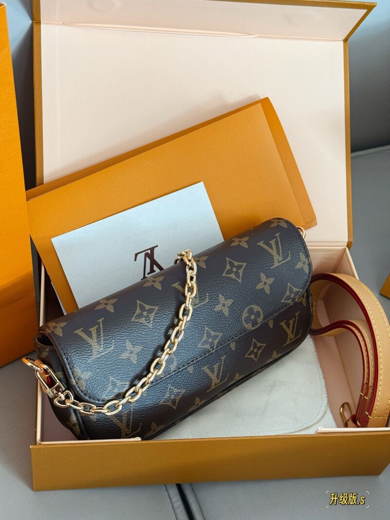 17f514d05f.jpg 225 box upgrade version s
size:22*12cm
Mahjong bag with double chain design for L family Ivy
Ivy, I call it the most suitable bag to carry in summer
Can be carried diagonally, single shoulder, or handheld
The built-in card slot is cute and easy to use!