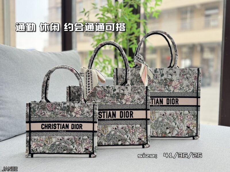 Color card ??
DIOR Dior BookTote Flower Constellation Embroidered Tote Bag Tote Bag Shopping Bag Single Shoulder Handbag