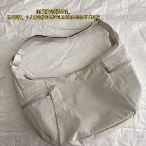 210 200 without box
Size: Width 50 * Height 25cm (Large)
Top width 40 * height 20cm (small size)
Lululemon croissants
Comparison | 6L/Bone White 13L
13L is very suitable for short distance travel,
Lightweight and portable, I personally feel that bone...