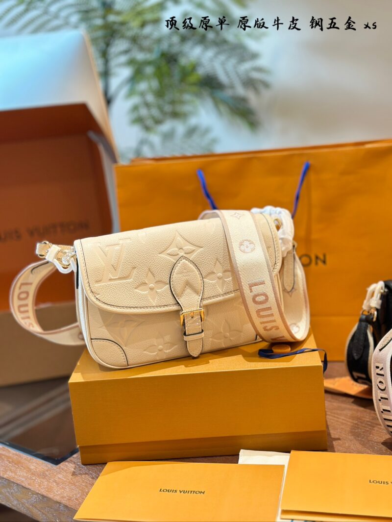 Full leather embossed baguette p420
This Diane handbag is made from Louis Vuitton's classic Monogram
Empreinte embossed leather weaves the brand logo into a detachable wide jacquard shoulder strap, adding a crossbody option in addition to the detacha...