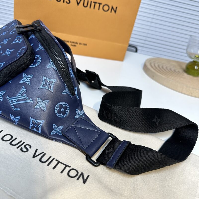 Donkey waist bag/chest bag model M25227 all leather blue. This waist bag design is not only practical but also enhances the overall design sense, making it easy to raise the body proportion. The bag can be worn as a chest bag or crossbody bag, and ca...