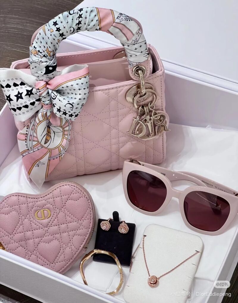 Cherry blossom powder representing love! five hundred and twenty
255 Upgraded Edition Box
size：22*11cm
New size of miumiu bowling ball ??
It's hard not to love!
It's hard not to be tempted by this size!
Can be carried by hand or slung diagonall...