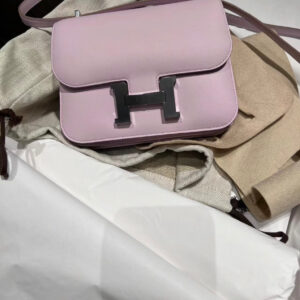 Dior's new Toujours collection this year
It looks so good that it's like I love it at first glance
Different from the previously popular tough diamond patterned Toujours, the bag is softer and lighter in shape