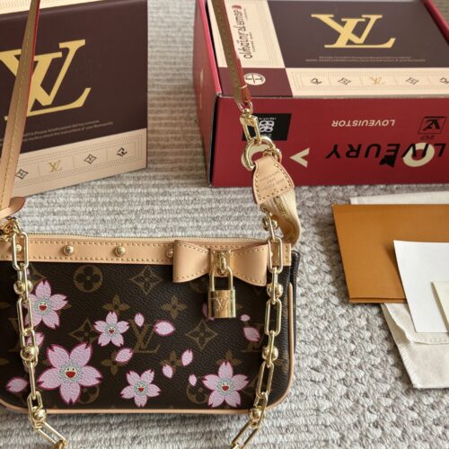 235 box
size：22*12cm 
L Home Mahjong Bun! Replica
?? Short shoulder straps! chain ??
Everything is available!!
Summer mahjong bag is more suitable, really fragrant armpit bag