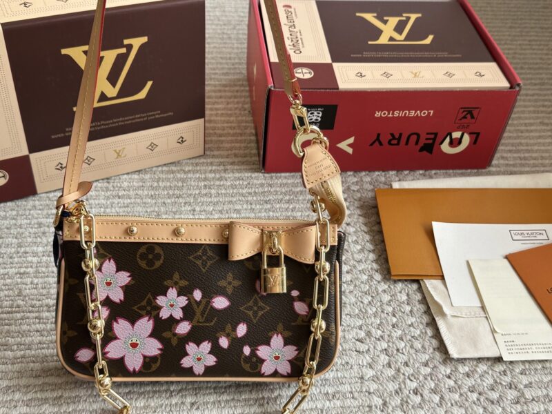 235 box
size：22*12cm 
L Home Mahjong Bun! Replica
?? Short shoulder straps! chain ??
Everything is available!!
Summer mahjong bag is more suitable, really fragrant armpit bag