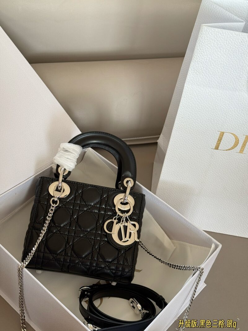 260 box upgrade version
Size: 17 * 15cm (three grids)
Dior handbag by Diana
D Family Princess Silver Button
It's very simple and elegant to hold in your hands and shoulders!
The milky sound makes one feel refreshed and happy
Very tender! It feels lik...