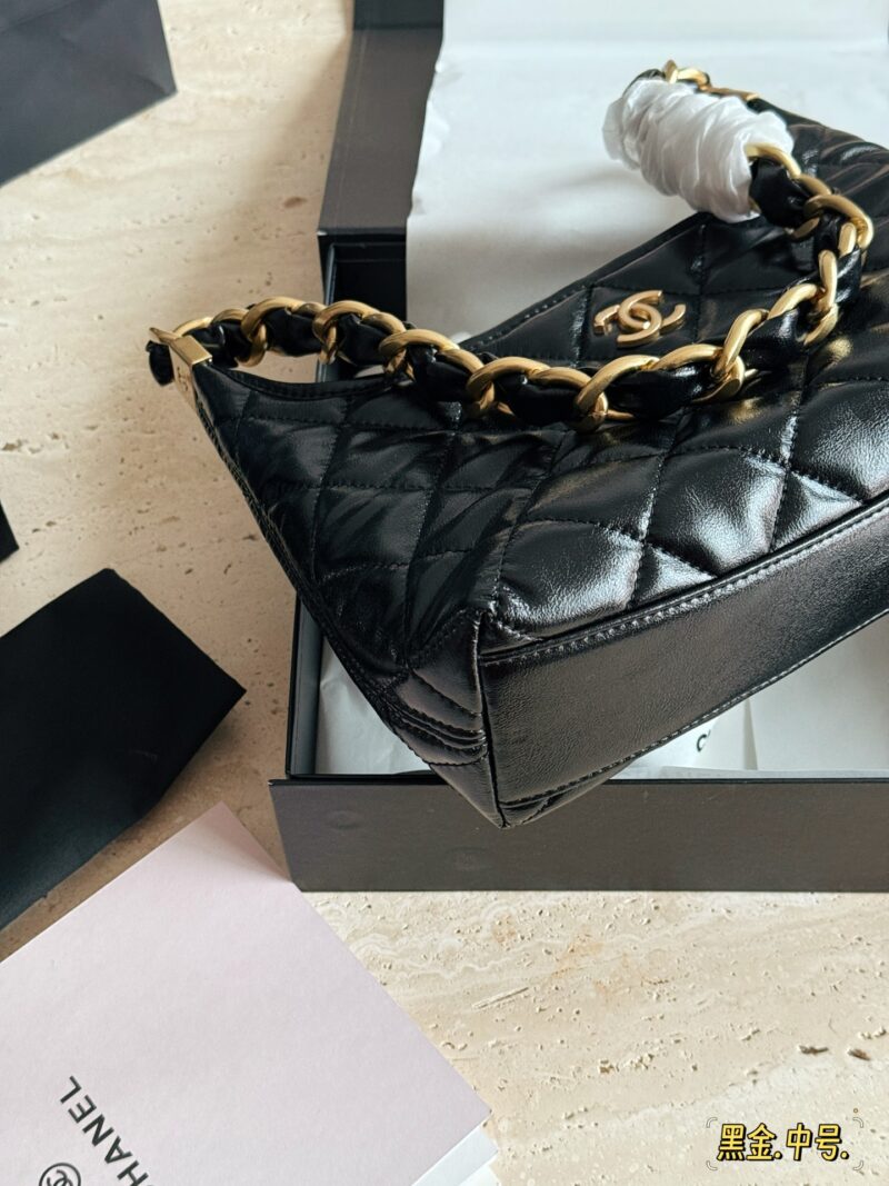 1860ff12de.jpg 235, 240, 245 with box oil wax skin
Size: 22 * 16cm (small)
26.5 * 17cm (medium)
30 * 23cm (large)
24Ahobo Xiaoxiang's home
Xiangxiang loves new styles recently
Hobo armpit bag exudes a strong atmosphere, who knows!! good-looking!