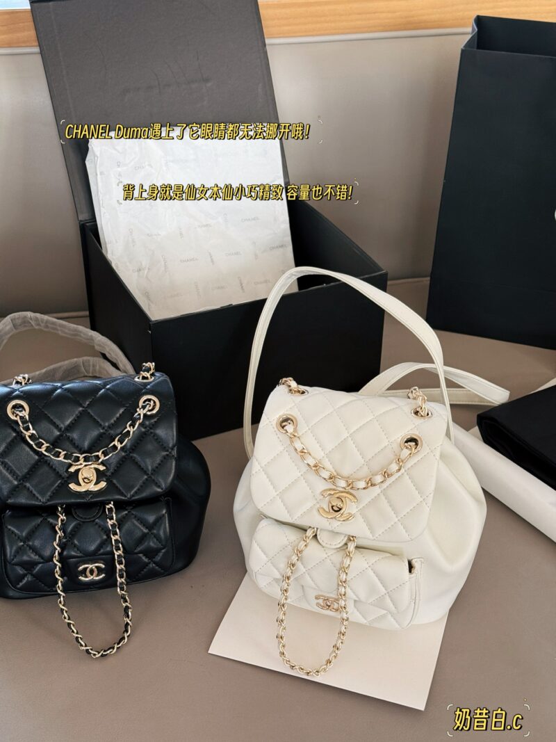 260 boxes
size：18*20cm
Xiaoxiang Family Duma Backpack
The texture of the bag is super good!
Fine grain sheepskin!
The cutest backpack of the season
? Single shoulder ? Double shoulder ? Handheld