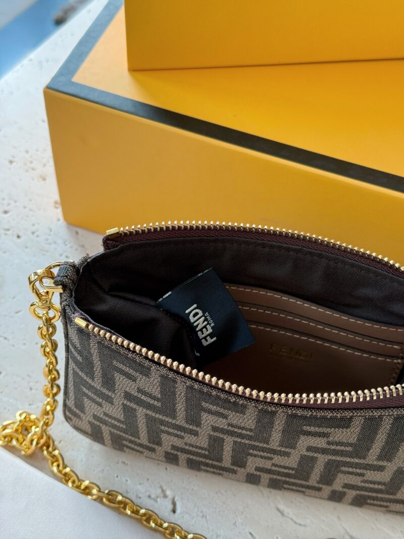 1868a570a2.jpg 200 boxes
size:20*12cm
A must-have mahjong bag for summer
Fendi Underarm Bag/Mahjong Bag
Really perfect!
Small and cute enough to fit your phone!
Love, love, love!
Handheld, Underarm, Crossarm