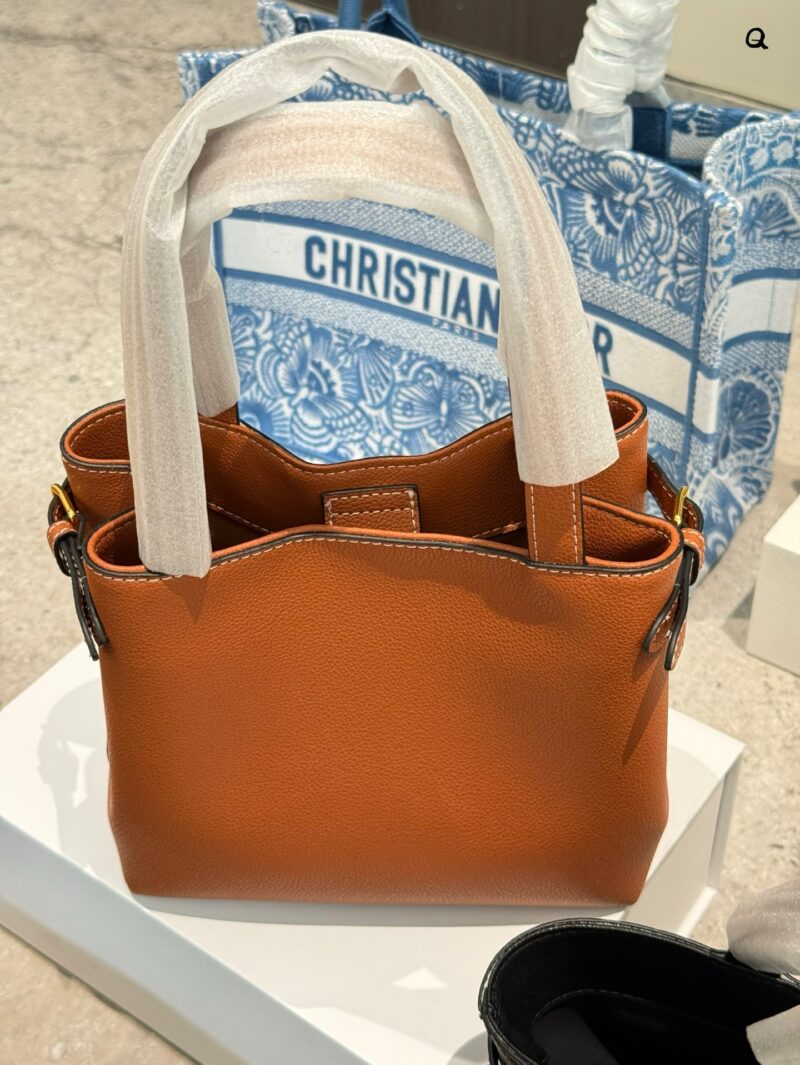 186eea10e9.jpg Actual delivery photo p215
Celine's new tote bag
This coffee tote bag has a new size and is so cute! Although it is a mini, the capacity is very good, and the simple design is also easy to match. There is a belt on the side of the bag that can be tig...