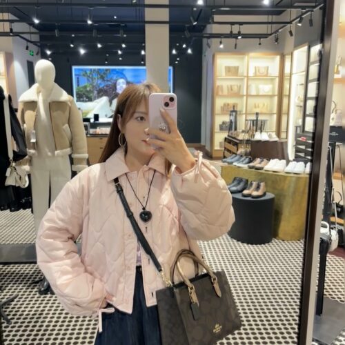 COACH | New Maggie Tote! A small tote bag with just the right size for live pictures
New Series Maggie Tote