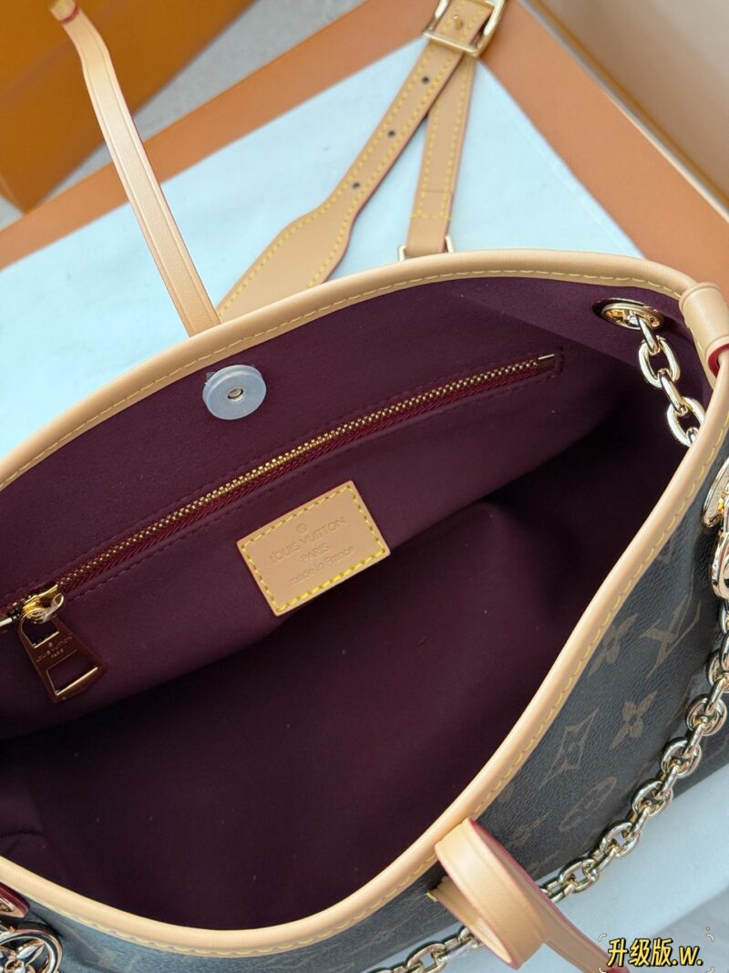 1887e35a3d.jpg 235 box upgrade version w
size:26*17cm
L's Carryall BB has finally arrived
Package body with sliding metal chain
More exquisite!
Small girls are blessed with easy matching of various clothing styles!