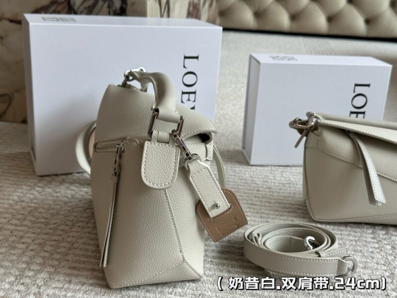 285 310 box
Size: 18 * 11cm (small size)
24 * 15cm (large size)
Loewe Geometry Package Puzzle
A very textured color,
Grey blue Puzzle Edge is very advanced!
?? Cowhide quality!
Completely hold on!