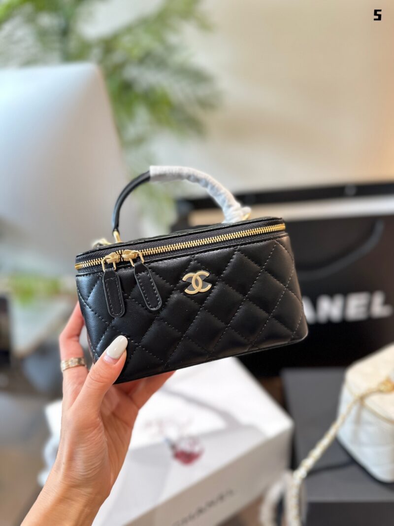 Chanel P225
Chanel shiny gold standard diamond patterned sheepskin handle long box bag, hand-held single shoulder crossbody bag without mirror, 31 open
Brand new with ID card/dust bag as the preferred gift in foldable box packaging