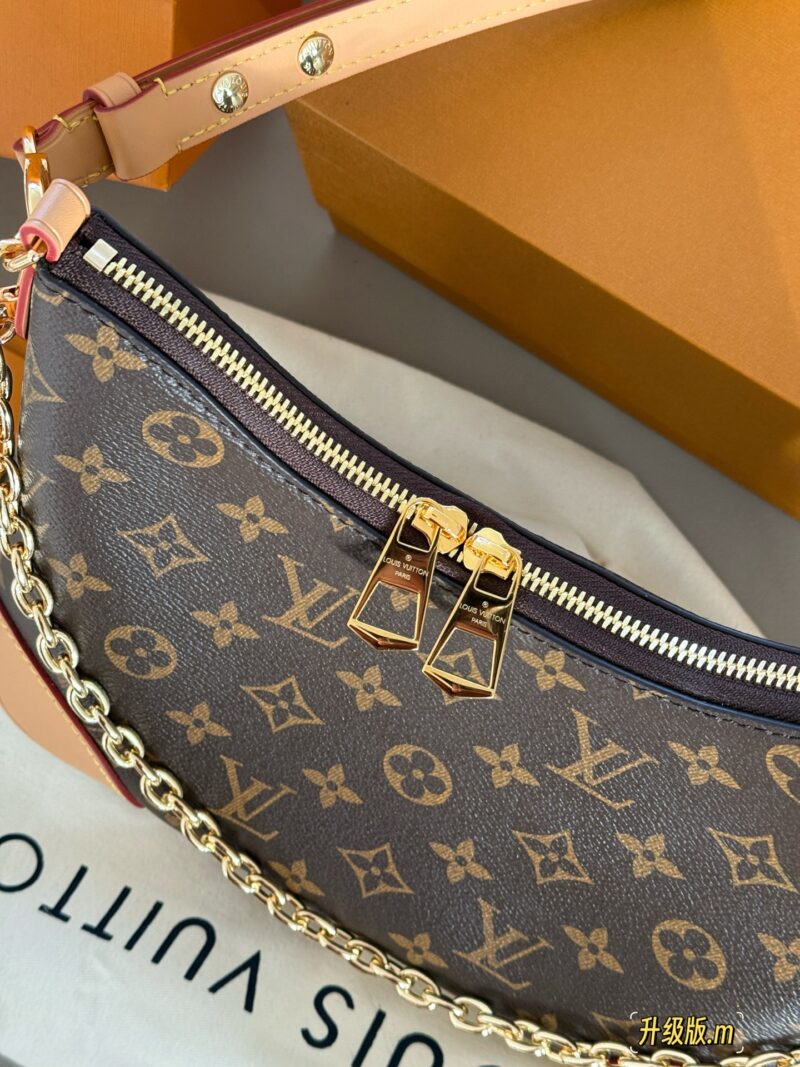18bc9a8cf5.jpg 255 boxes
size:29*16cm
L's vintage cow horn bun
Vintage Classic Shoulder Bag
Configure shoulder straps ? chain
Both shoulder and crossbody are unbeatable, beautiful and versatile!