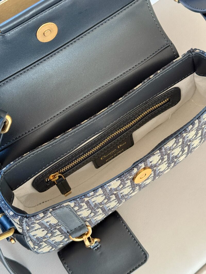 18d0f0f96f.jpg 340 box
size:24*14cm
Top up super cool DIOR Streetchic handbag
The large metal plaque design has a cool punk vibe from ancient times!
The wide shoulder straps are adjustable on both sides, allowing it to achieve multiple back styles