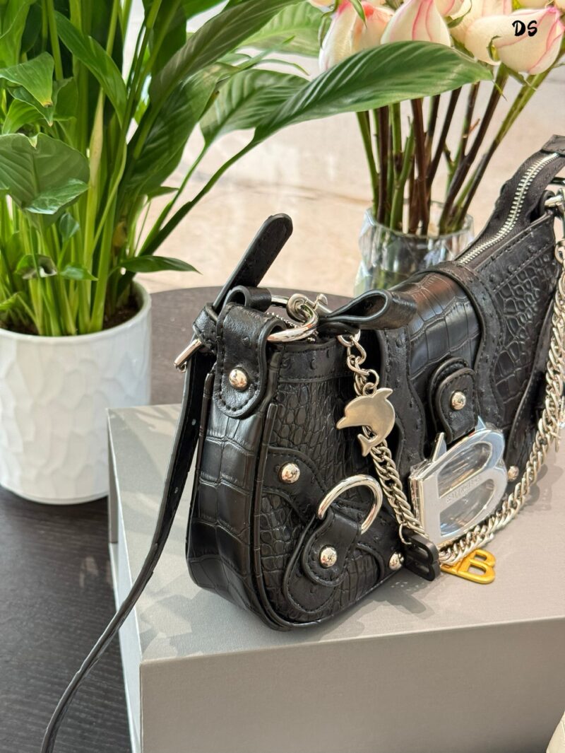 Balenciaga Underarm Bag P245
25 year spring collection, suitable for both underarm and crossbody, just the right size, with a round phone, wallet, car keys, napkins, all enough, and a great zipper, providing a strong sense of security
Made of cowhide...