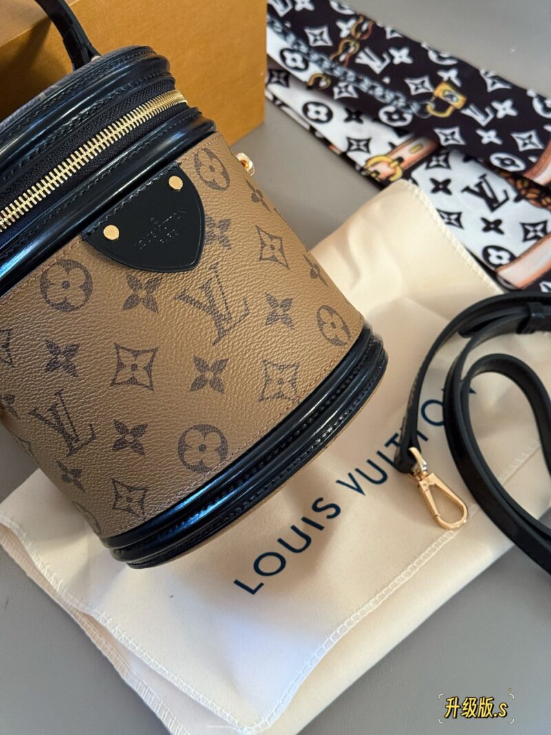 18f7047218.jpg 265 box (520 plus free silk scarf!)
size:17cm
L family cans bucket bag
Money Bucket! Money Bucket!
It's really special!
The more you use it, the more fragrant it becomes!!!
Versatile and practical black genuine leather
Original canvas coating with ...