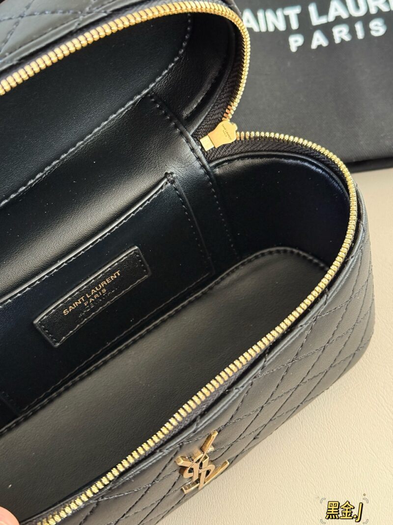 19008f1849.jpg 235 box
size:19*11cm
YSL New Style | Exquisite Small Box Bag
The new and well behaved Gaby handbag can be carried by hand or slung diagonally
Put all the daily items down