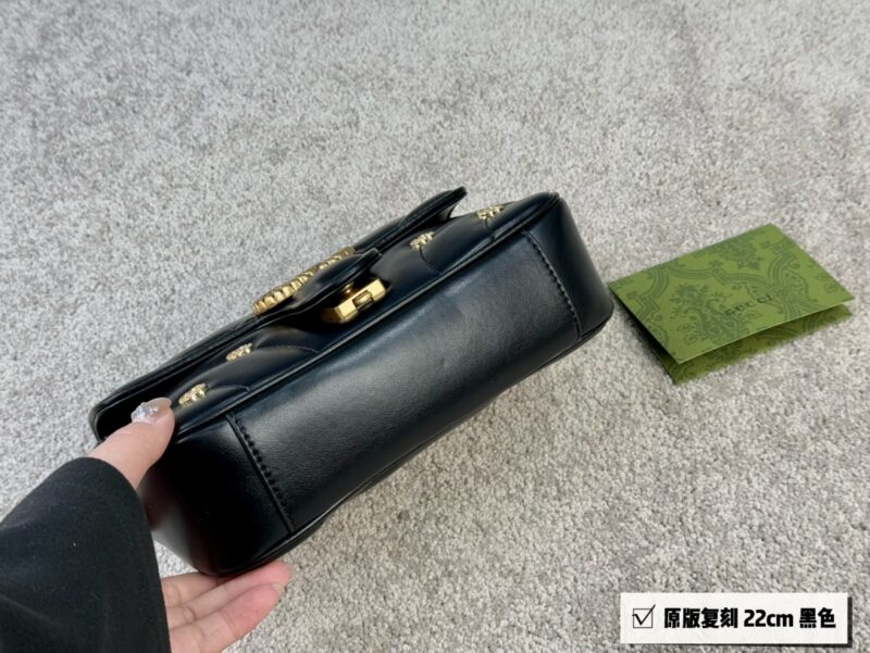 GG Marmont Puff Bag
The swollen shape of the bag looks like a cute little puff pastry
The soft and delicate leather will definitely fall in love
size ：22cm