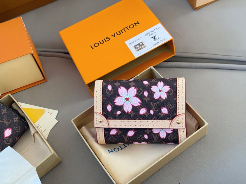 193e3dff25.jpg 170 boxes
size:12*9cm
L Family Sakura Flash Series Wallet
lovely! Easy to carry!
A small wallet that keeps its appearance online
There are a total of 6 ? ? A card slot,
A change slot with a zipper!