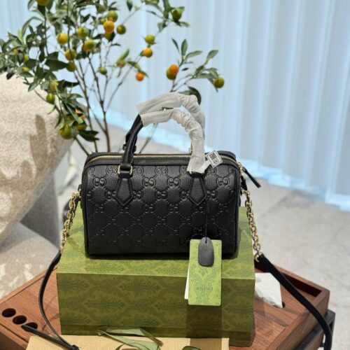 Gucci Boston
Shine brilliantly in the new series. The series reinterprets classic patterns with creative design and innovative features, injecting a touch of timeless fashion into daily styling. The super double G pattern is presented with eye-catchi...