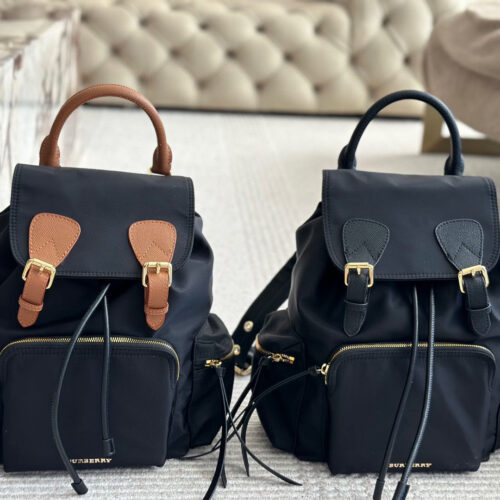 230 without box
size：28*32cm
Bur backpack
Waterproof nylon material paired with cowhide!
Ultra light and convenient!
The hardware is very shiny ?
My favorite is the metal chain on the lower half of the strap
Soft and comfortable behind!